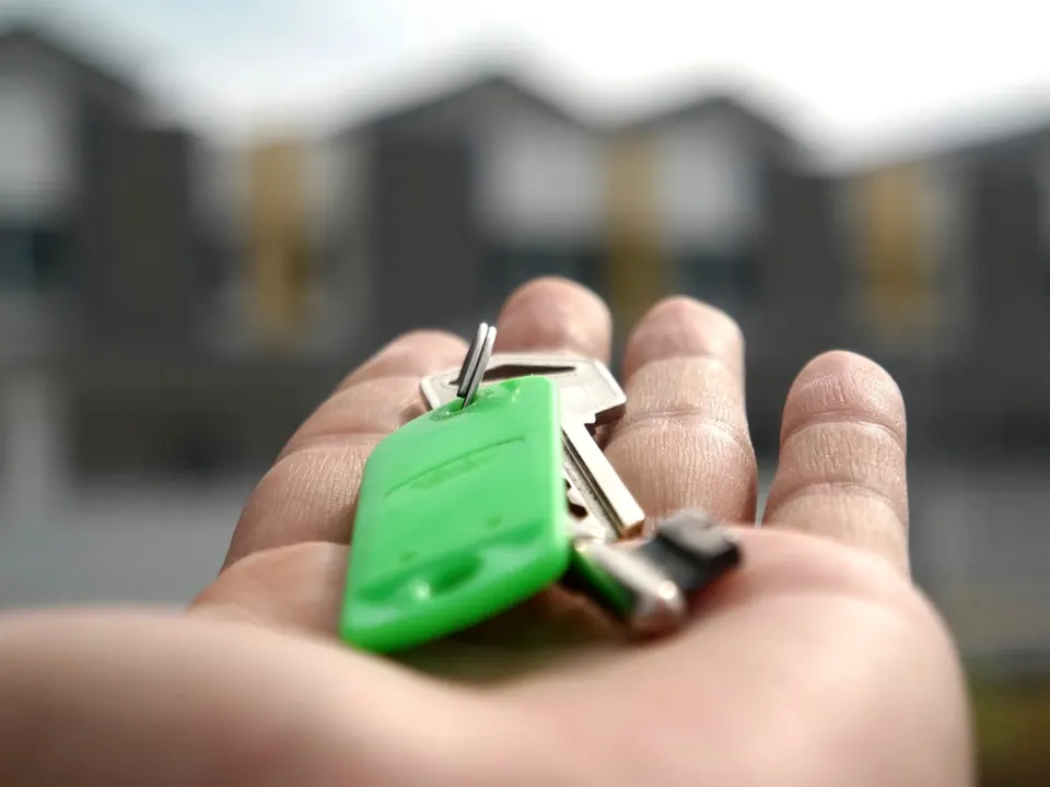 Un conseiller immobilier remet les clés à un couple